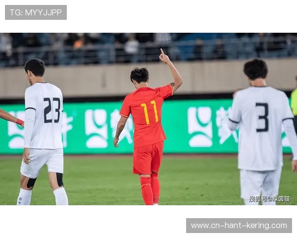 国足客场逆转取胜展现顽强斗志年轻球员闪耀全场掀起新希望